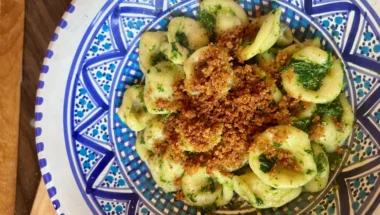 Orecchiette con cime di rapa vegane in piatto con pangrattato croccante