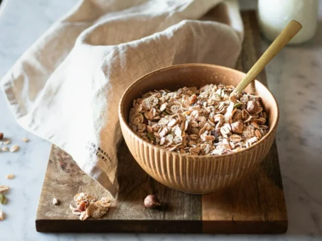 Fiocchi d'avena: fonte di fibre e proteine vegetali, regalano un senso di sazietà e sono perfetti dalla colazione alla cena