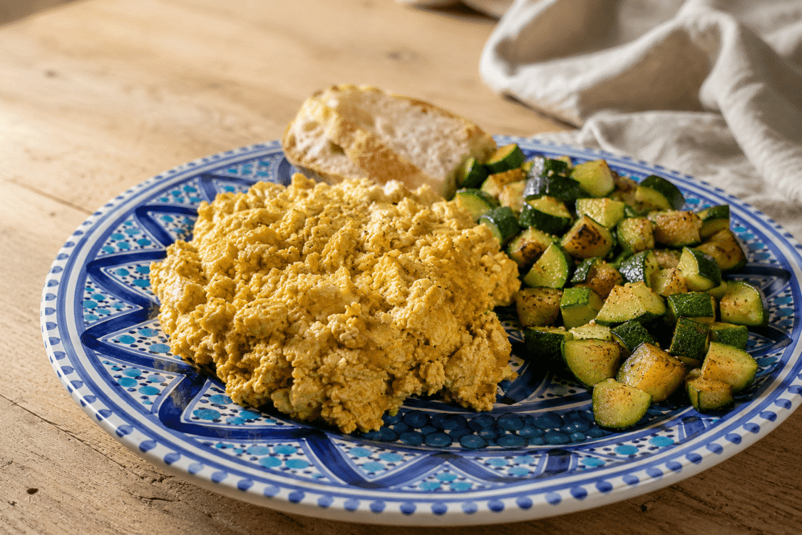 Tofu strapazzato, le non-uova vegane che somigliano davvero all’originale