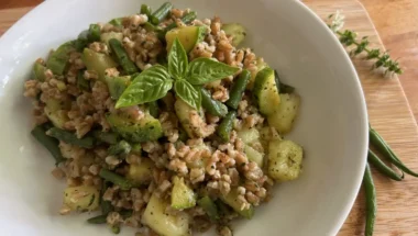 Insalata di farro estiva con fagiolini, patate e zucchine
