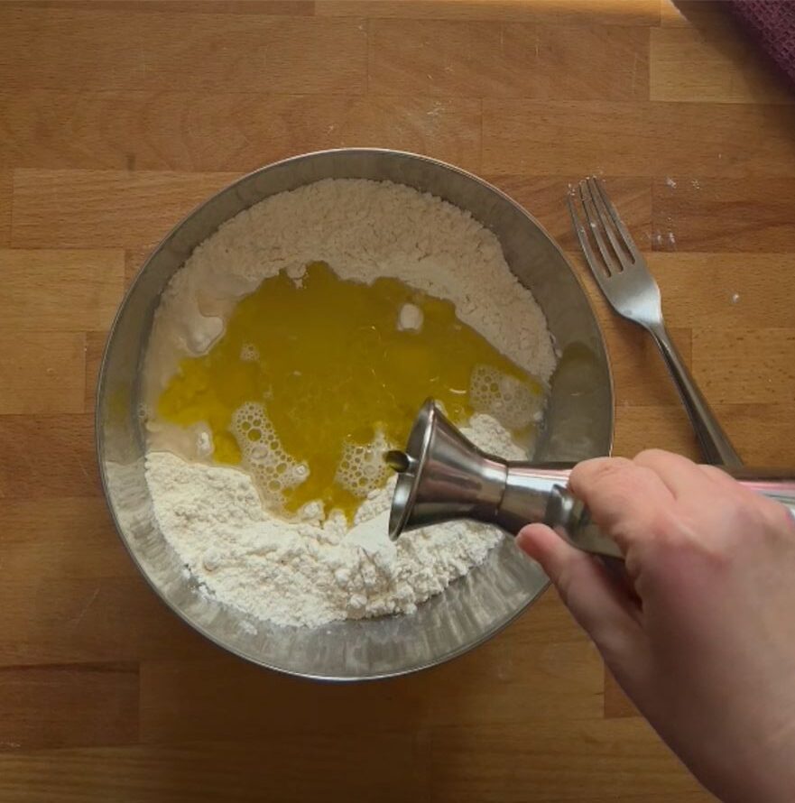 versa l'olio nella farina