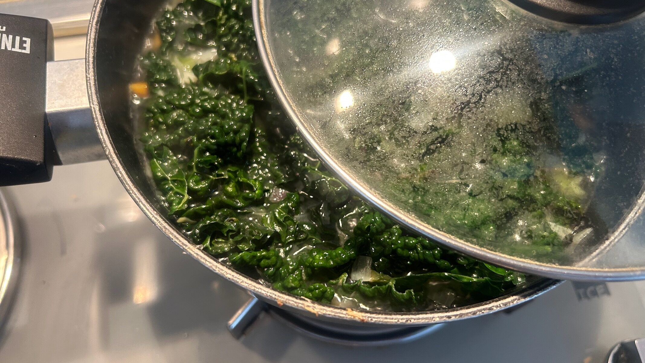 Zuppa di cavolo nero in cottura