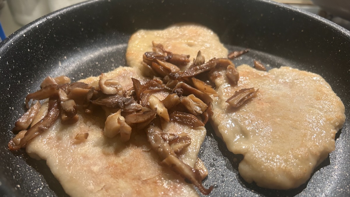 aggiungi i funghi alle scaloppine di seitan
