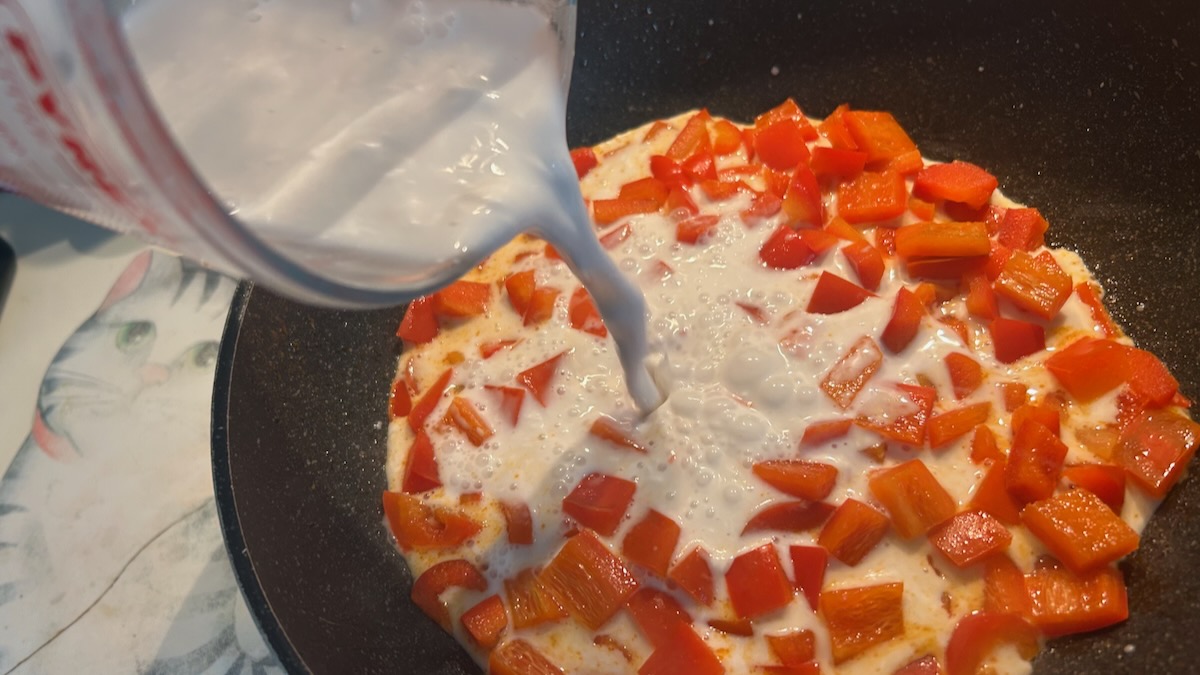 Aggiungi il latte di cocco allungato con l'acqua