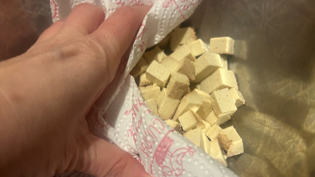 asciugare il tofu lo rende più croccante