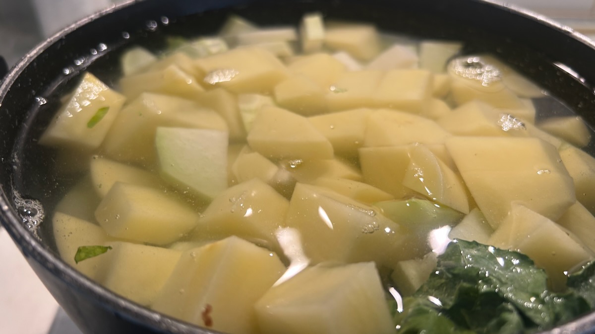 Vellutata di cavolo rapa in cottura