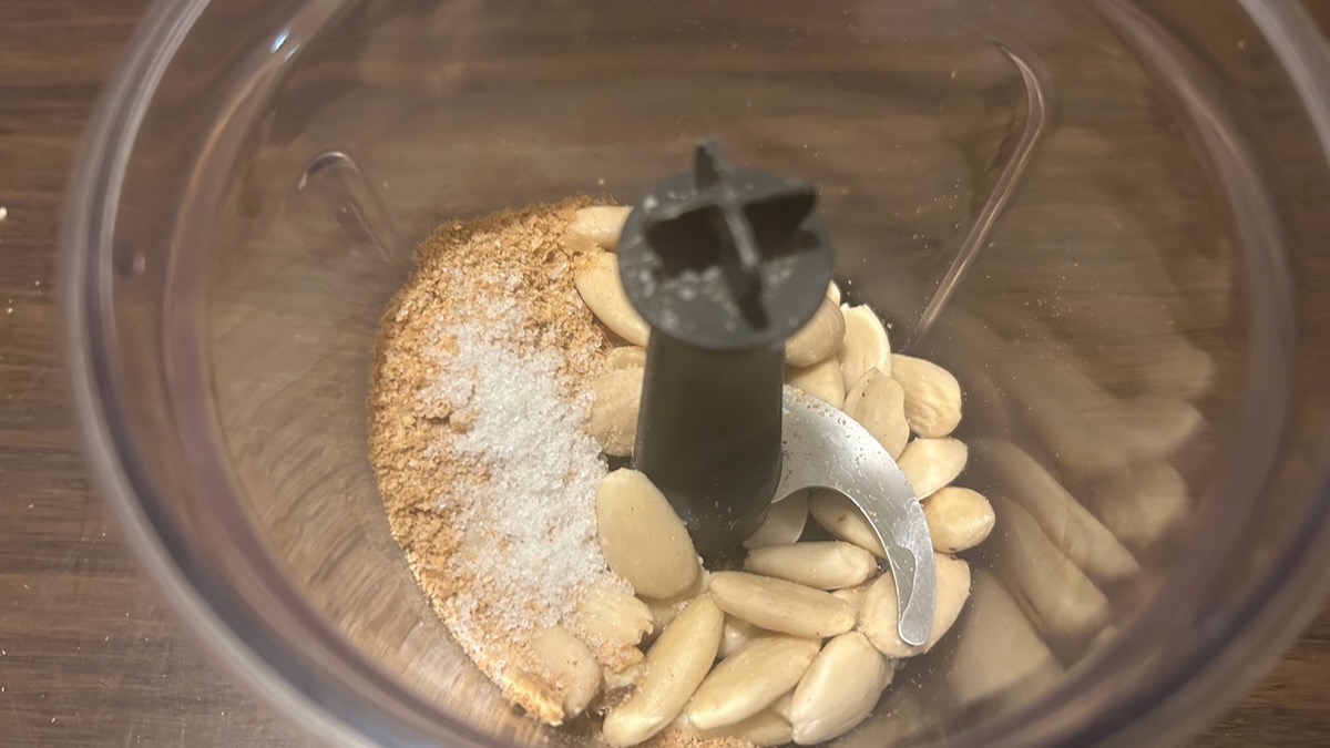 Ingredienti del parmigiano vegano fatto in casa Ingredienti del parmigiano vegano fatto in casa