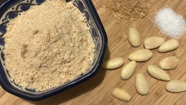 Parmigiano vegano alle mandorle fatto in casa