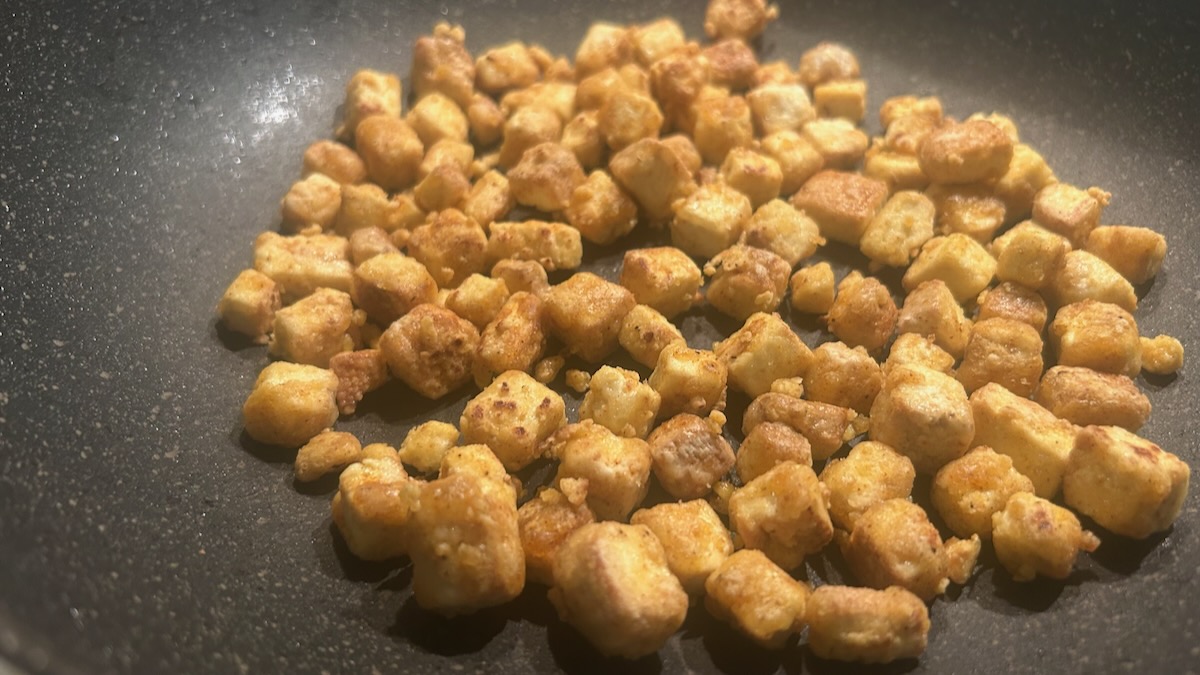 padella calda e non affollata per la pancetta di tofu