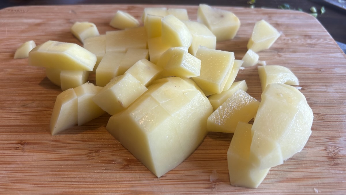 Patate pelate e tagliate su tagliere