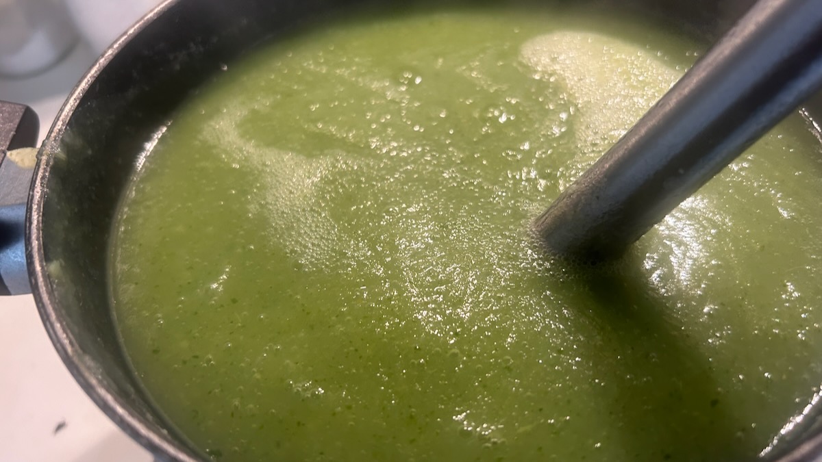 Vellutata di cavolo rapa frullata con il minipimer