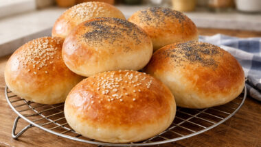 Panini al latte vegani soffici appena sfornati su vassoio