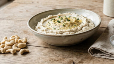 Ricotta vegana di anacardi cremosa in ciotola