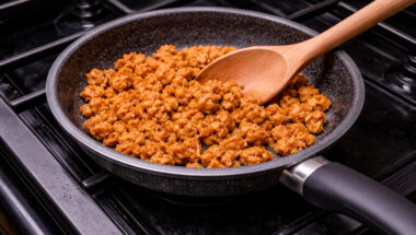salsiccia vegana fatta in casa di soia rosolata in padella