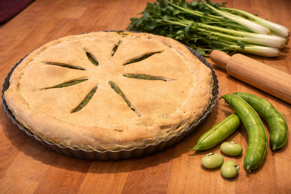 Torta salata vegana cicoria e fave con pasta matta