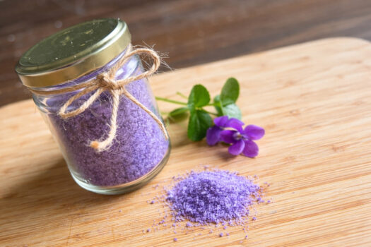 Zucchero alle violette in barattolo (zucchero alle violette fatto in casa)