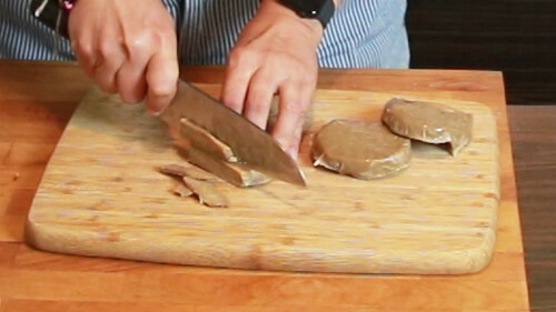 Seitan tagliato a striscioline con il coltello per il kebab di seitan