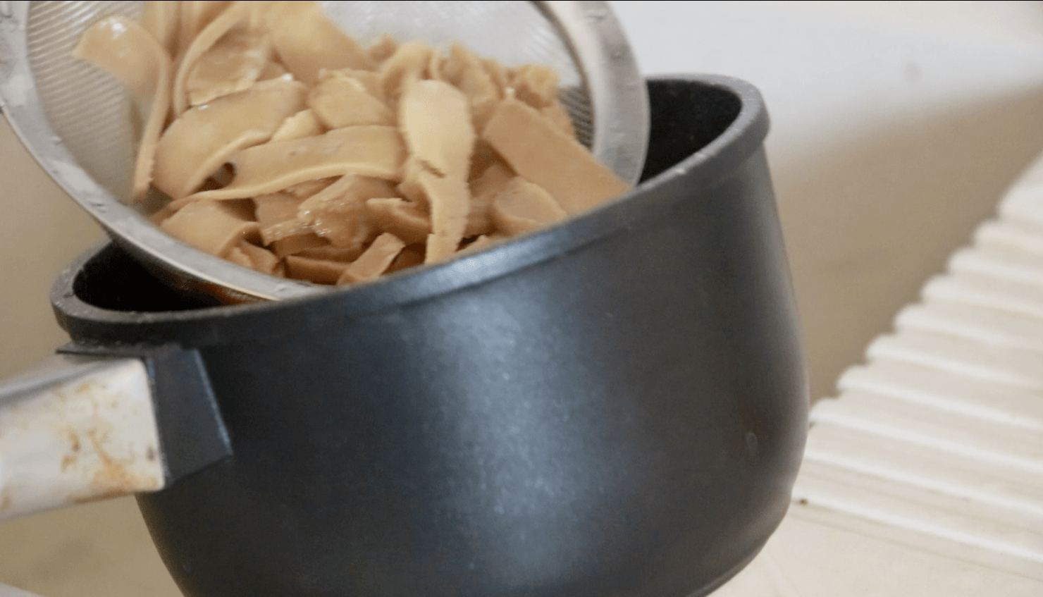 Seitan bollito scolato nel colino