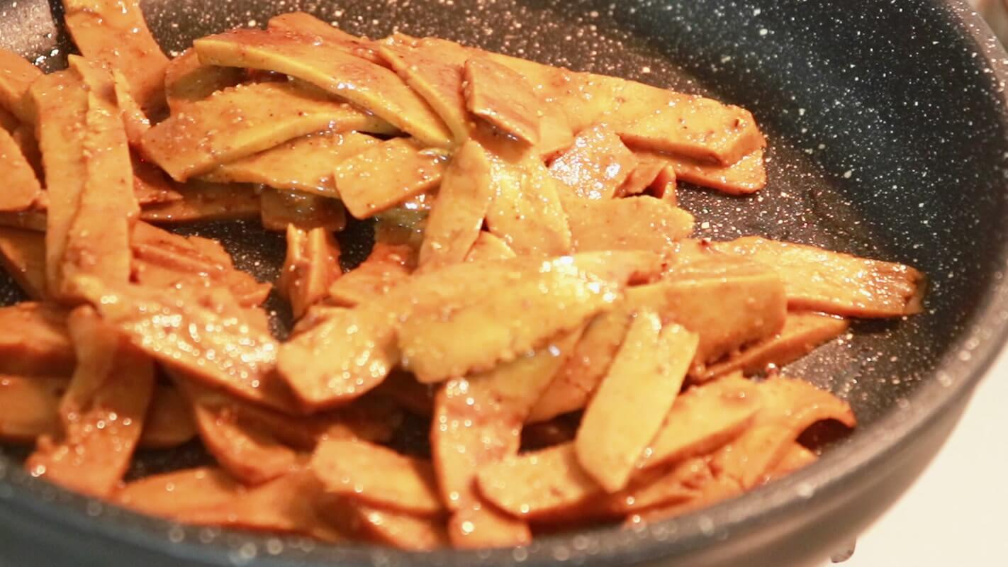 Straccetti di seitan in padella che formano la crosticina