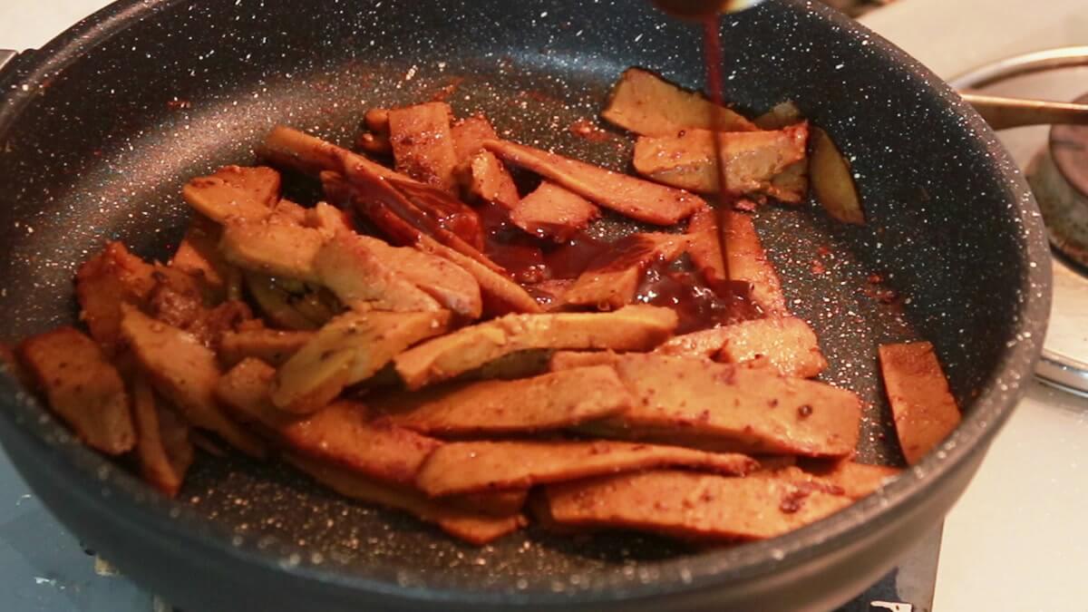 Miso versato sugli straccetti di seitan a fine cottura