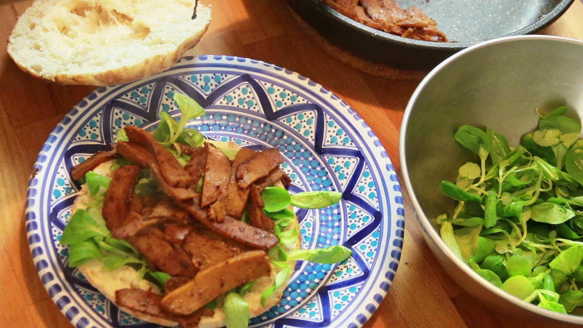 Pane per kebab farcito con valeriana e seitan speziato