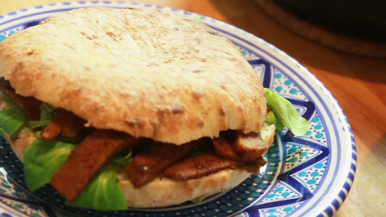 Kebab di seitan vegano servito nel piatto