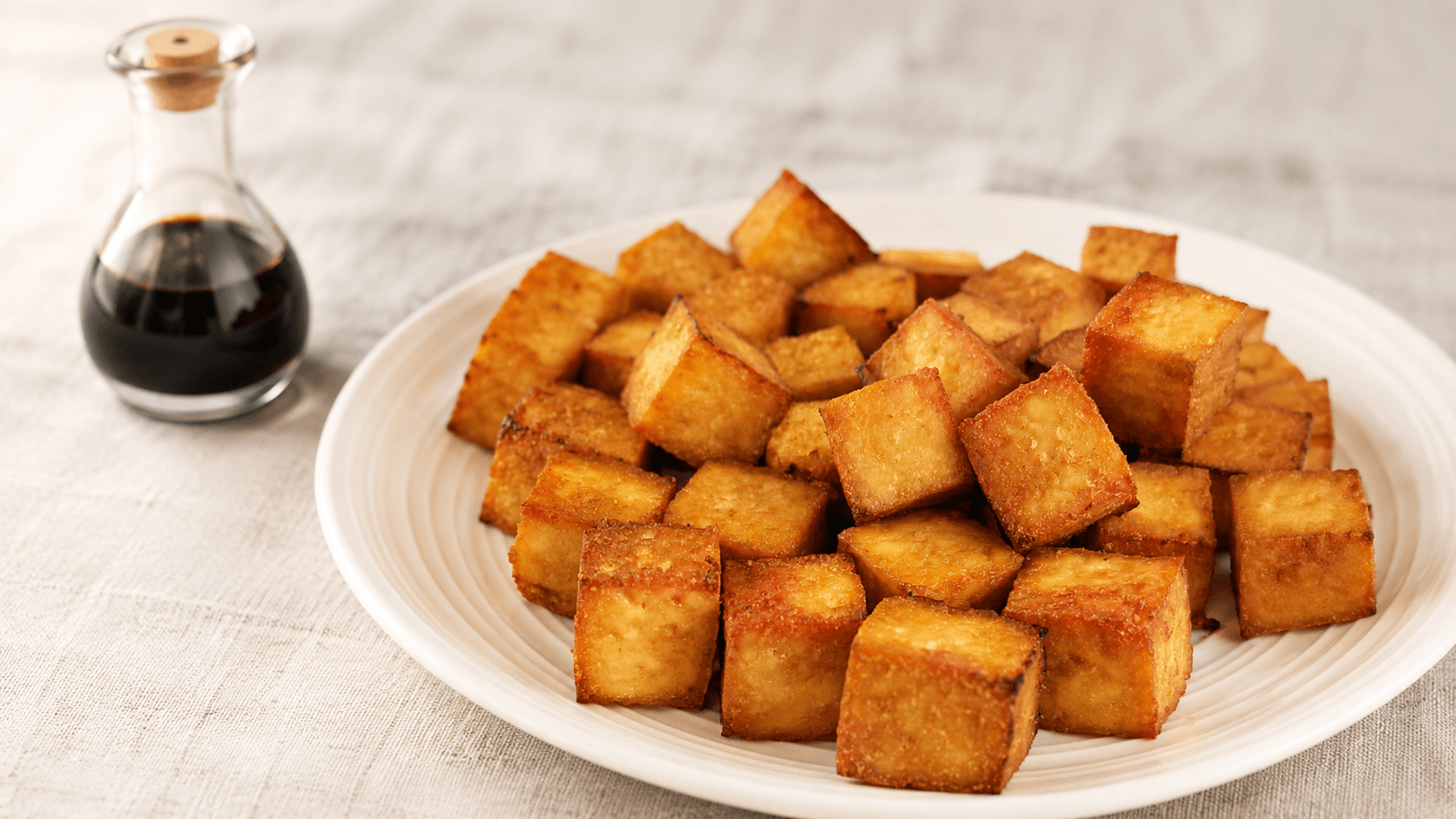 cubetti di tofu marinato con glassatura soia e sciroppo d'acero