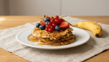 pancake di banana senza uova con frutti di bosco