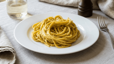carbonara vegana cremosa con farina di ceci