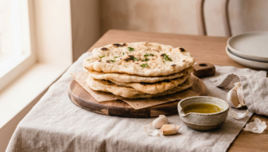Naan vegano senza yogurt su tagliere