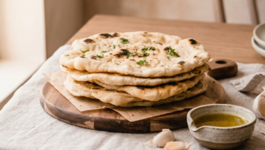 Naan vegano senza yogurt su tagliere