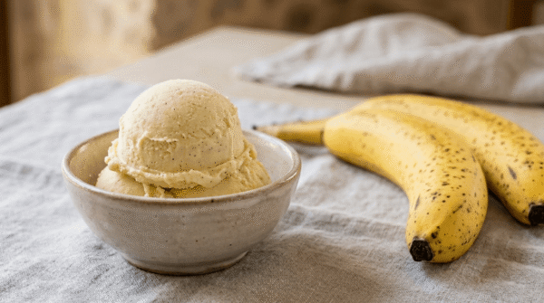 Gelato alla banana vegano senza gelatiera, cremoso in coppetta