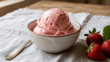 Gelato alla fragola vegano senza gelatiera in coppetta