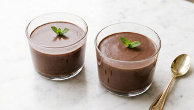 mousse al cioccolato all'acqua vegana in ciotolina