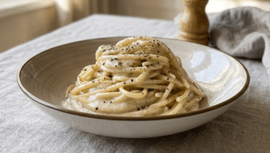 cacio e pepe vegana con crema di anacardi