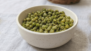 piselli croccanti in friggitrice ad aria in una ciotola