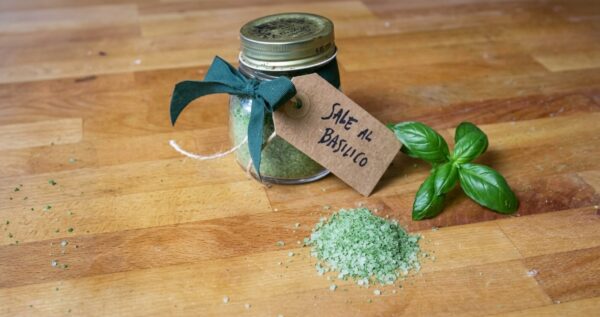 Sale al basilico in friggitrice ad aria: l’estate in dispensa