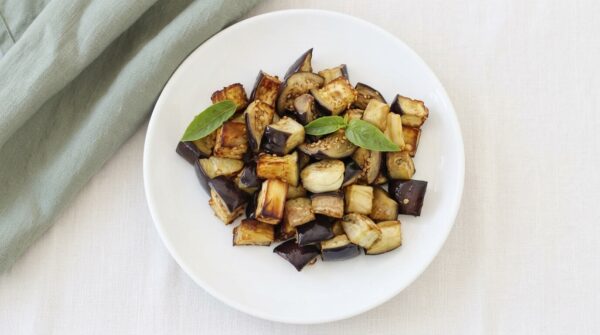 Melanzane in friggitrice ad aria a cubetti con aglio e basilico